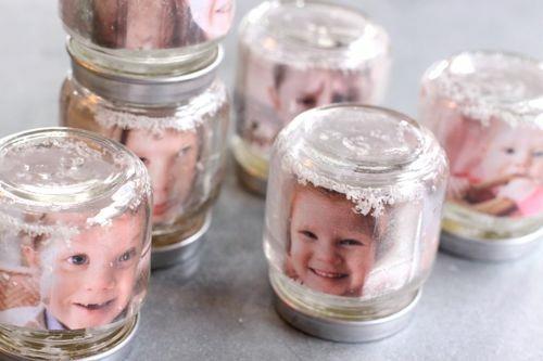 Pots Mason enneigés d'artisanat de Noël avec des photos d'enfants