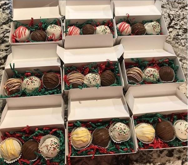 Świąteczne prezenty druciarskie z czekoladkami