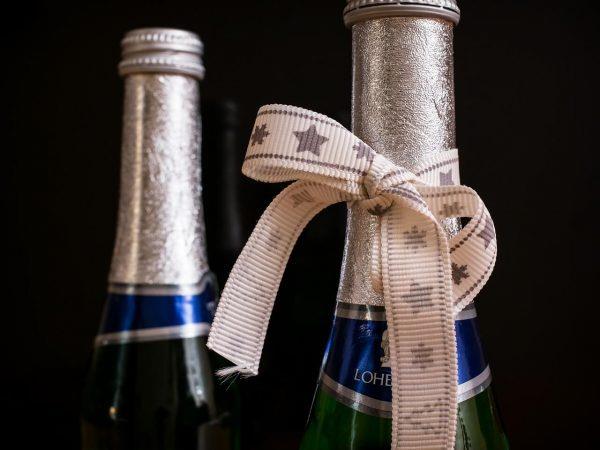 robić prezenty świąteczne z butelkami wina musującego
