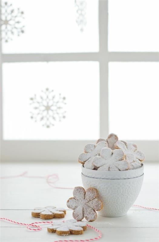 Les biscuits de Noël arrangent simplement des fleurs avec du sucre en poudre