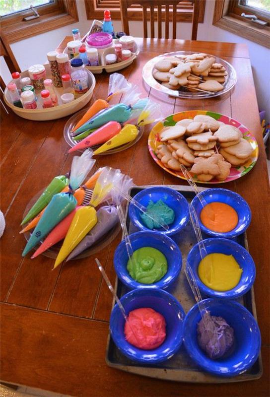 Les biscuits de Noël arrangent simplement le glaçage coloré