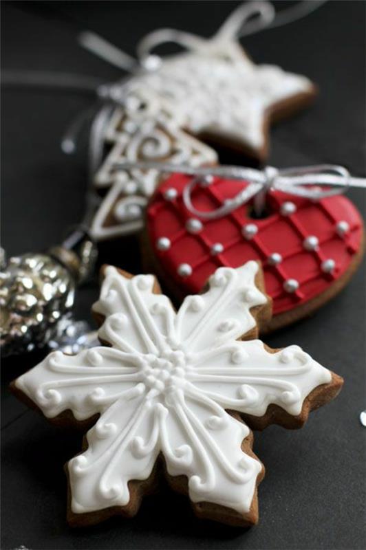 Les biscuits de Noël arrangent simplement des flocons de coeur