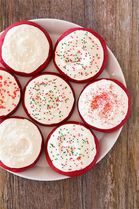 arrangez simplement des biscuits de Noël en rouge