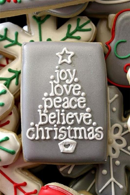 Les biscuits de Noël organisent simplement le sapin avec des messages