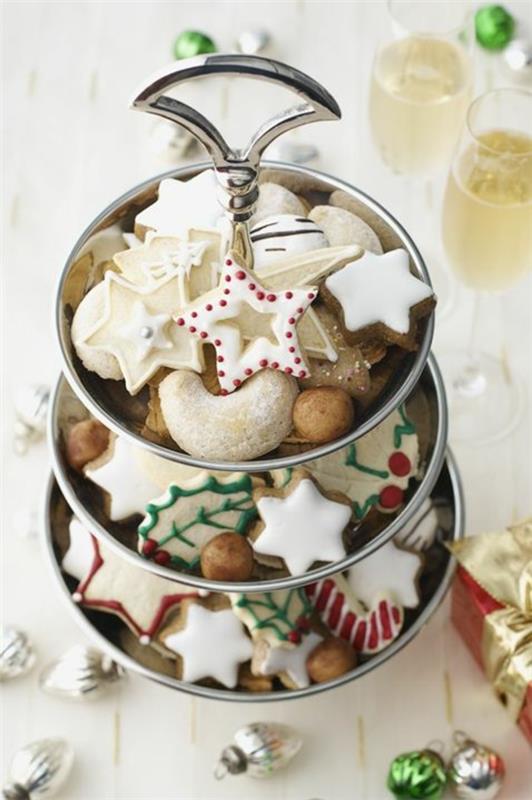 Les biscuits de Noël organisent simplement des étoiles de sapin