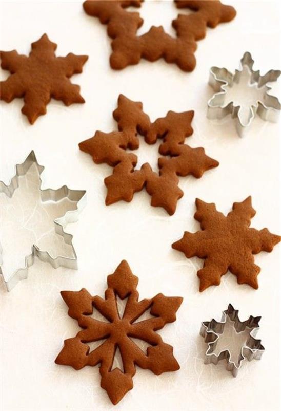 Les biscuits de Noël arrangent simplement des poinsettias