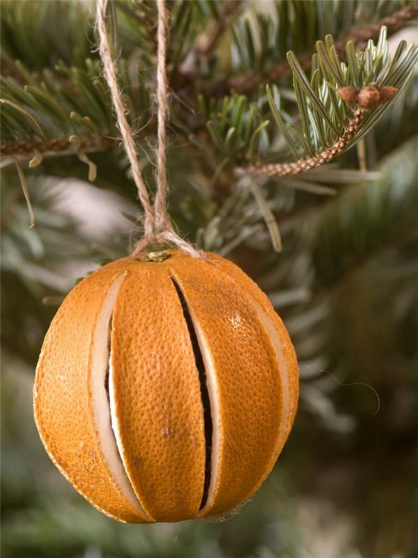 Décorations de Noël avec des matériaux naturels fente orange