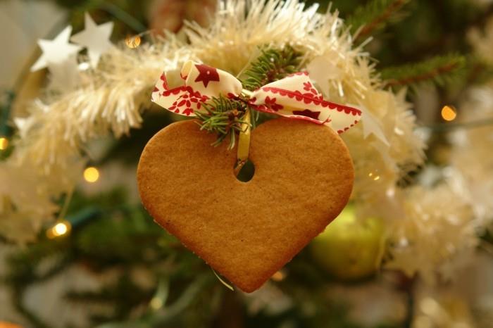 bricoler des décorations de noël avec des matériaux naturels biscuits de noël décorations d'arbre de noël coeur de pain d'épice
