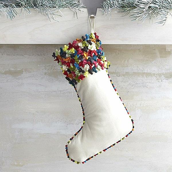 świąteczne skarpetki z kolorowymi pomponami
