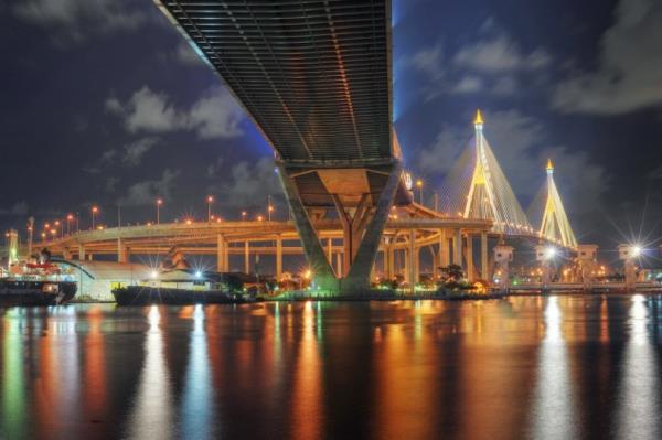 znane na całym świecie pomysły na mosty w nocy
