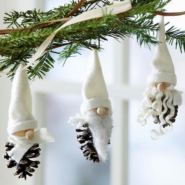 Imp bricoler avec des cônes comme décorations d'arbre de Noël