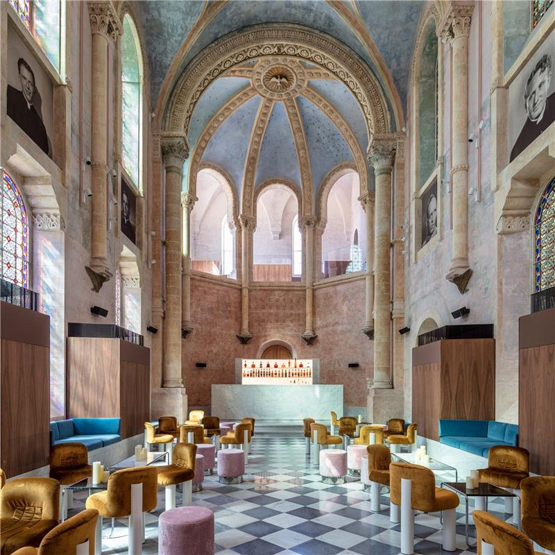 comme un grand hôtel de luxe d'église