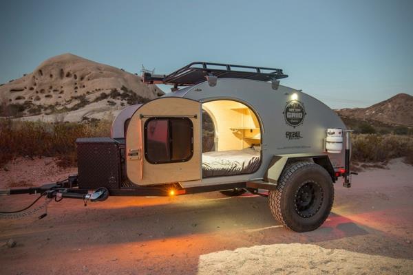 caravane véhicule tout terrain camping
