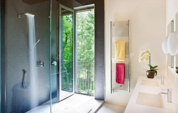 żywe pomysły zaprojektowanie łazienki z prysznicem i ręcznikami