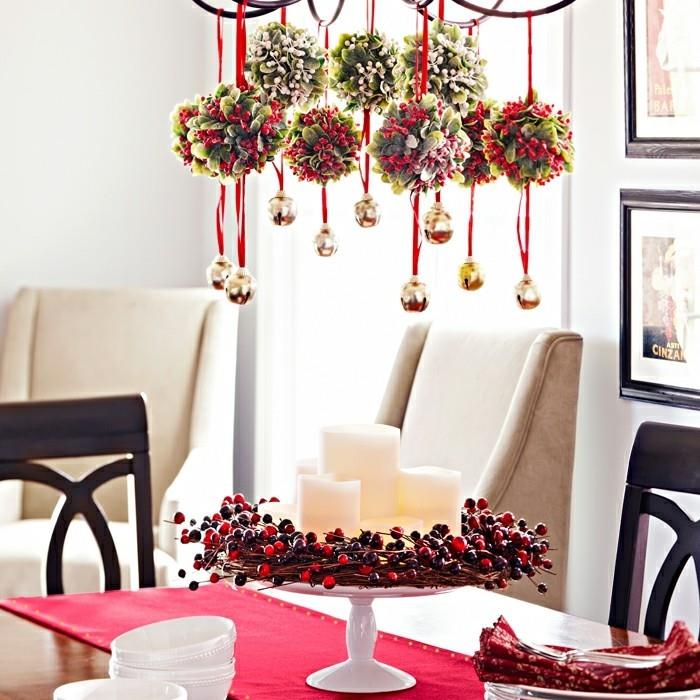 Idées de décoration de salle à manger de Noël Chemin de table rouge Vaisselle blanche