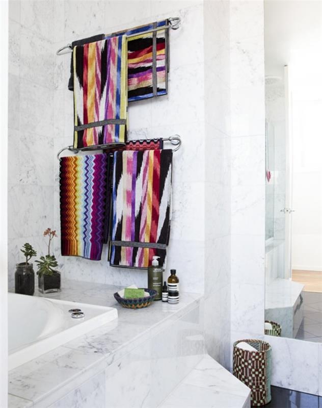 żywe pomysły na kolorowe ręczniki łazienkowe jako piękną dekorację