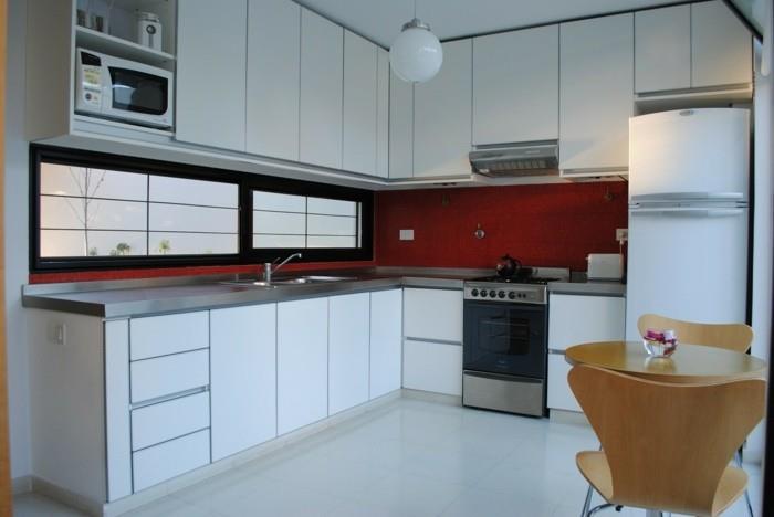 idées de vie cuisine coin cuisine avec des armoires de cuisine blanches et des accents rouges