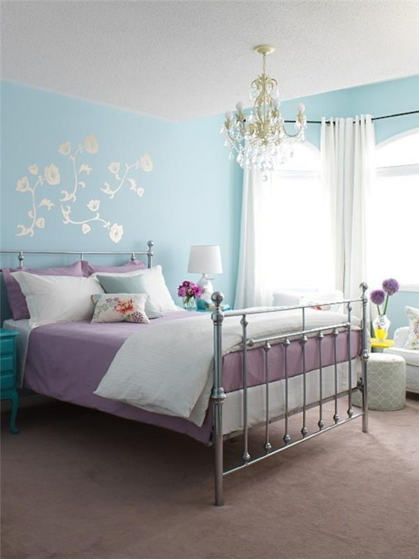 żywe pomysły sypialnia jasnoniebieskie ściany żyrandol dekoracyjny