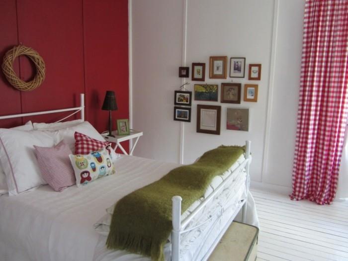 żywe pomysły sypialnia czerwony akcent ścienny światło dywan poduszki rzuca