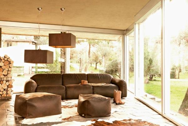 Umebluj mieszkanie wygodnie brązową sofę dywan ze skóry bydlęcej