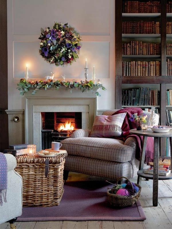 Mieszkanie umeblować komfortowo kominkiem fioletowy dywan