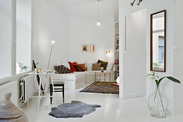 Skandynawskie umeblowanie salonu na otwartym planie o minimalistycznym designie