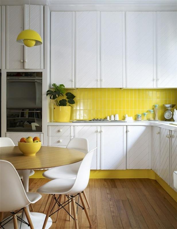 umeblowanie mieszkania meble kuchenne żółta ściana tylna kuchnia biała szafki kuchenne