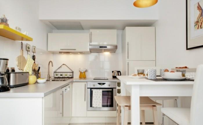 wyposażenie domu meble kuchenne żółte półki białe meble kuchenne
