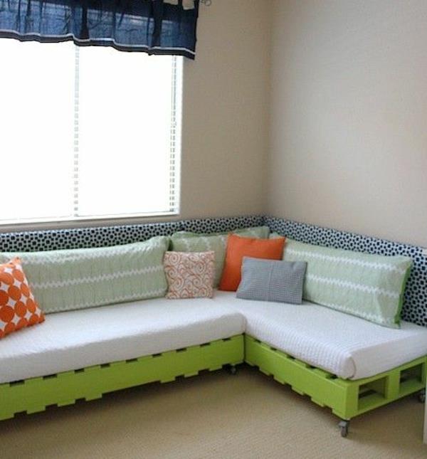 pomysły na projekt salonu meble diy sofa wykonana z palet z kółkami