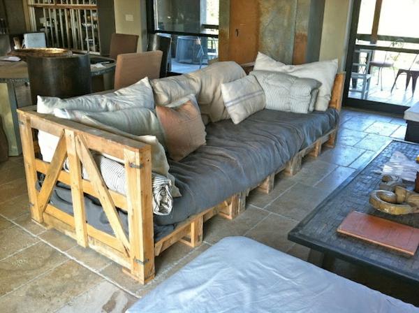 pomysły na projekt salonu meble diy sofa wykonana z palet