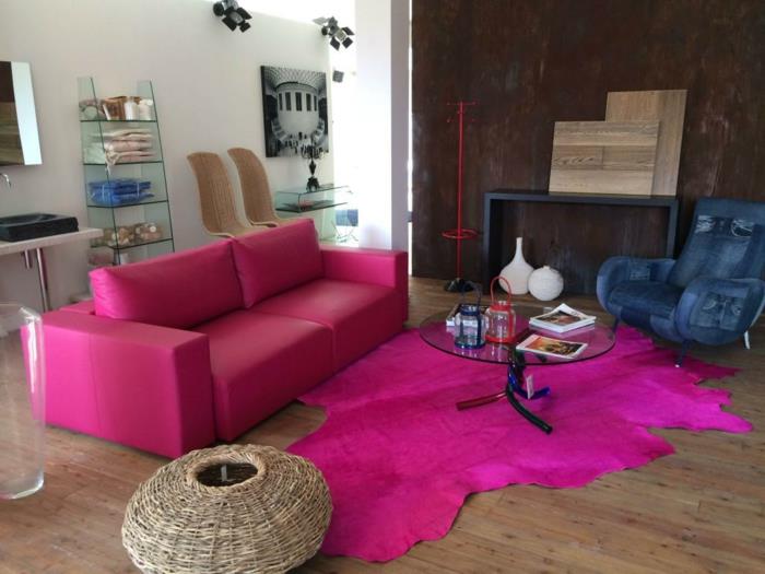 fotel do salonu niebieski fotel różowy skórzana sofa różowy futrzany dywan