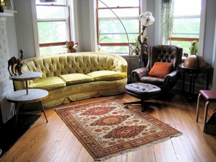 salon fotel brązowy żółty sofa drewniana podłoga kominek