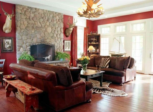 Salon kolor ścian bordowy beżowy kamień ściana drewniana podłoga skórzana sofa