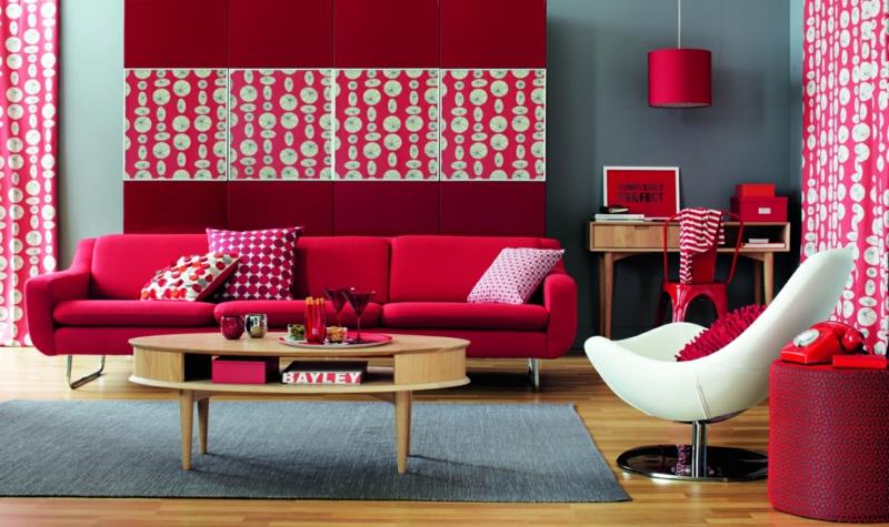 La couleur du mur du salon rouge combine des couleurs de mur froides et chaudes
