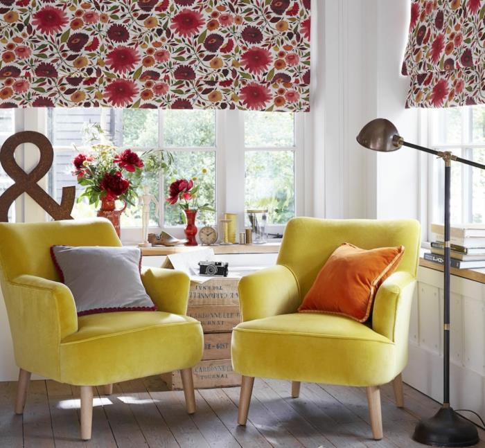 idées de décoration de salon fauteuils jaunes stores romains motif floral