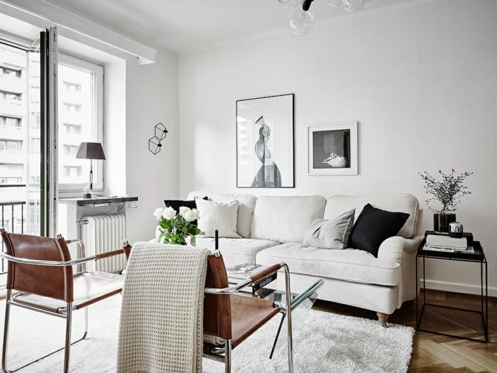 idées de décoration de salon murs blancs chaises rétro fleurs