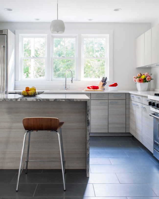 Praktickým řešením pro kuchyň je nábytek z jasanu. Nízká hořlavost, odolnost proti plísním a snadná údržba z něj činí nepostradatelnou součást každé domácnosti