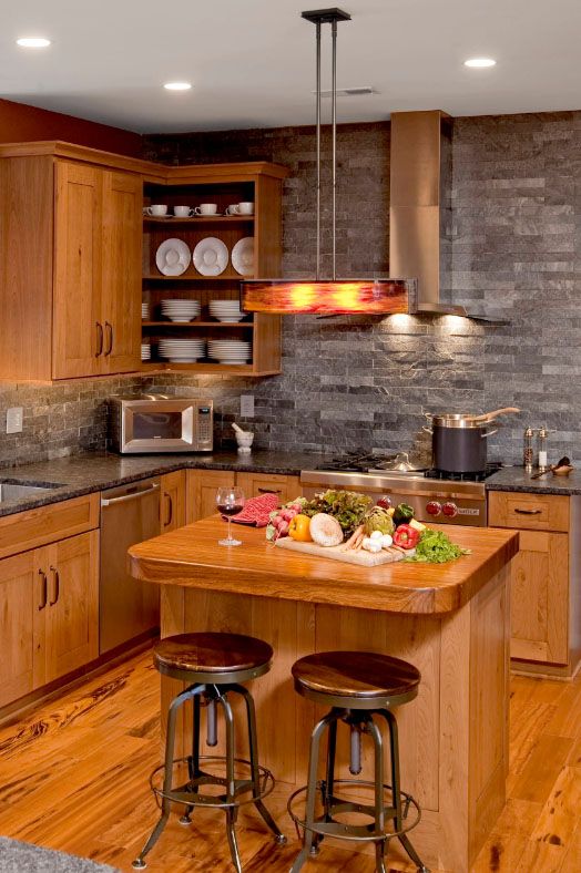 Masivní jasanový nábytek ladí s dekorativními cihlami a je vhodný k vytvoření útulného prostoru v malé kuchyni