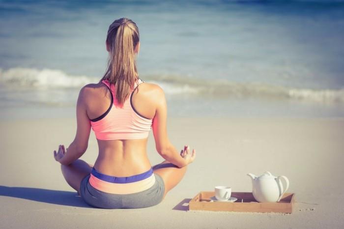 yoga méditation femme sur la plage suppléments nutritionnels