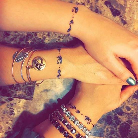 idées de tatouage de bracelet délicat tatouages ​​​​d'amitié