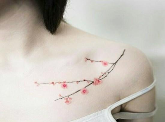 delikatny tatuaż na ramieniu z kwiatami wiśni