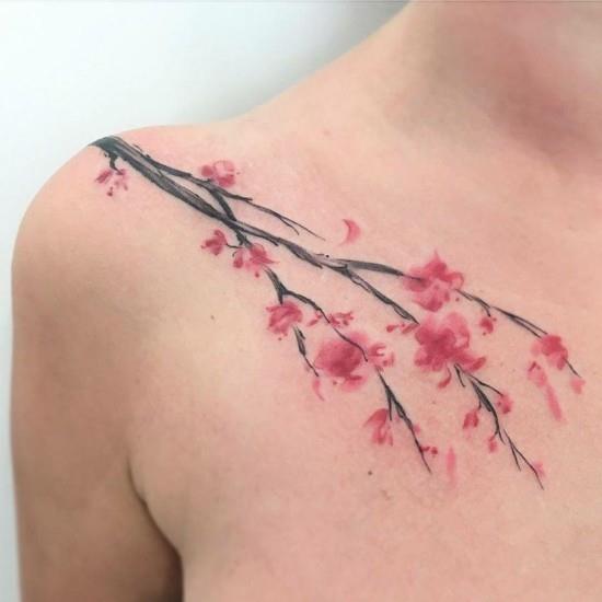 pomysł na delikatny tatuaż na ramię z kwiatem wiśni