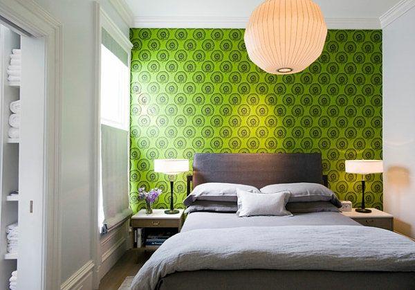 projekt ściany sypialni w zielonoszarym łóżku