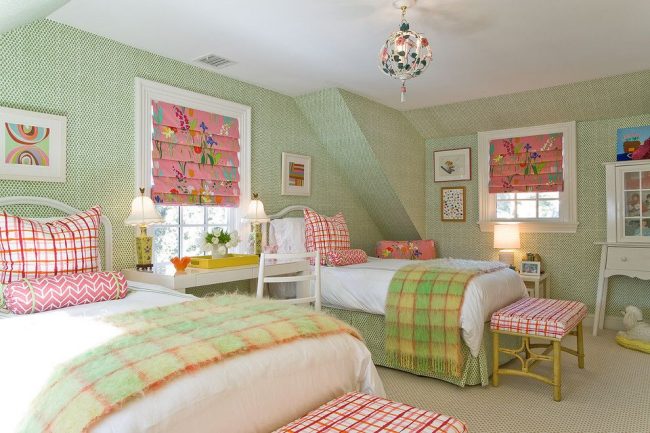 Klidný svěží interiér dětského pokoje pro dvě dívky. Hlavní barva ložnice je zelená. Bílá a růžová jsou doplňkové barvy