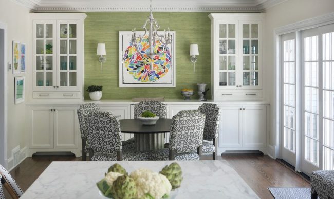 Osvěžující interiérové ​​textilní tapety značky Kravet jsou ideálně kombinovány s bílým klasickým nábytkem a originálním dekorem