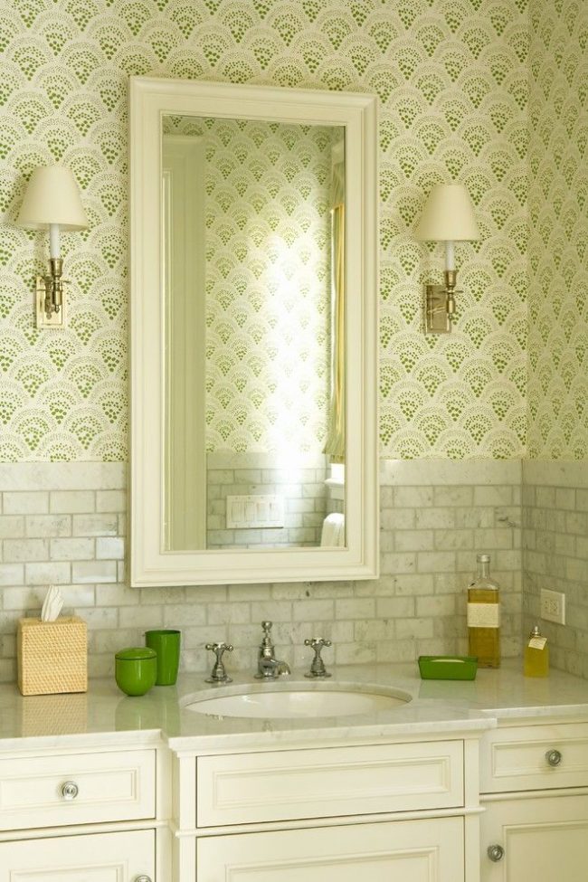 Světlá koupelna s malými teplými zelenými ozdobami na tapetě