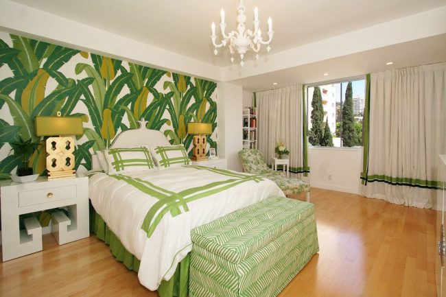 Obrázek tropických listů na centrální stěně ložnice ve třech odstínech zelené