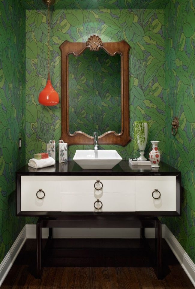 Zelená tapeta v interiéru moderní koupelny: kombinace smaragdově zelené s přírodním dřevem