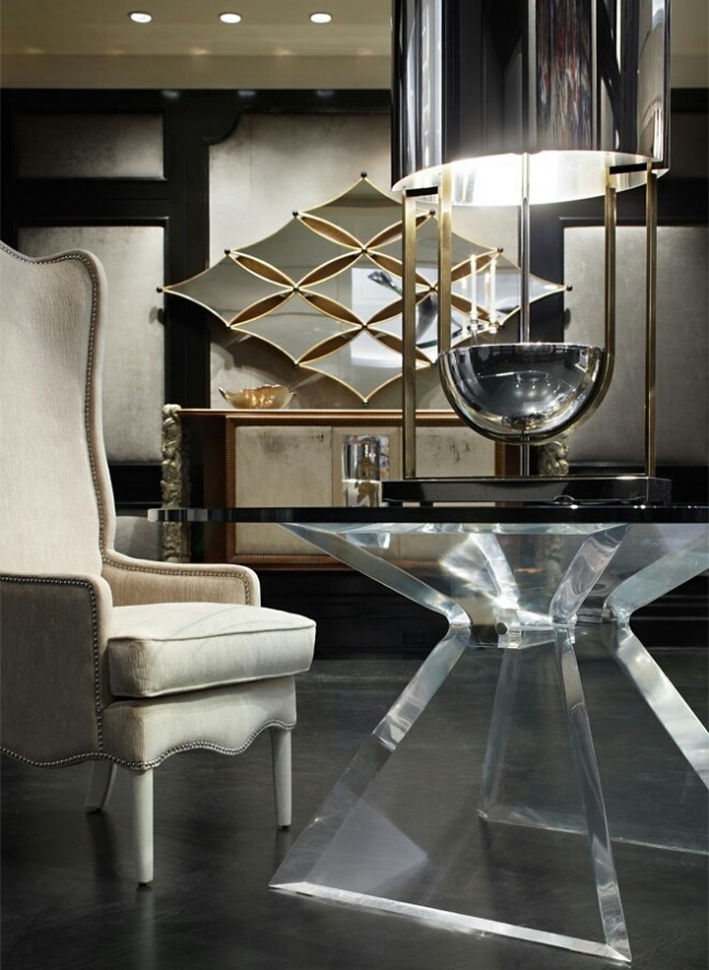 Fusion чар в интериорния дизайн на стаята, където изисканите огледала в деликатни златни рамки са в центъра на вниманието