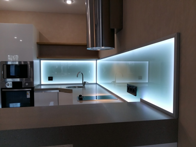 Der Hightech-Stil der Küche wird durch kalte Acrylbeleuchtung ergänzt